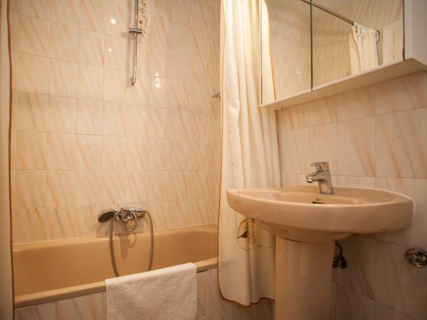 AVA Rooms : photo 7 de la chambre chambre familiale avec salle de bains privative