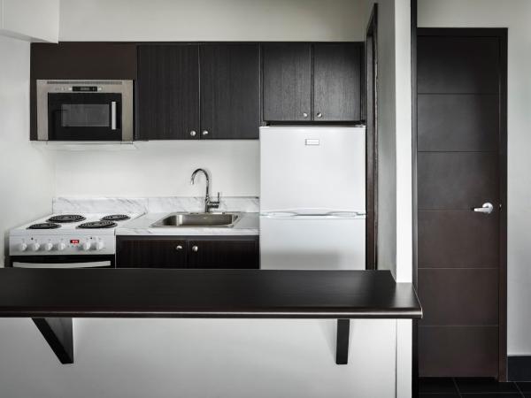 Ottawa Embassy Hotel & Suites : photo 4 de la chambre suite bachelor avec 2 lits queen-size