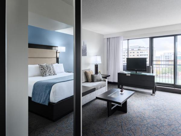 Ottawa Embassy Hotel & Suites : photo 6 de la chambre suite avec 1 lit king-size bachelor