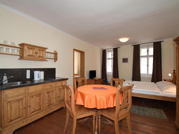 Pension Zámecká Apartmá - Castle Apartments : photo 1 de la chambre chambre quadruple avec kitchenette