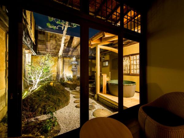 Nazuna Kyoto Nijo-jo : photo 4 de la chambre suite (45 m2) avec baignoire extérieure - réservée aux adultes
