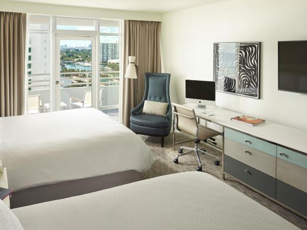 Fontainebleau Miami Beach : photo 2 de la chambre chambre deluxe avec 2 lits queen-size et balcon