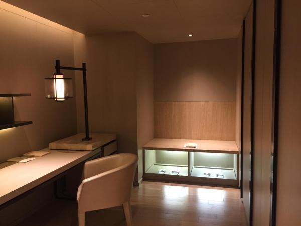 Roseate House New Delhi : photo 1 de la chambre corporate suite with late check-out  till 2 pm, a bottle of wine and 15% discount on all services