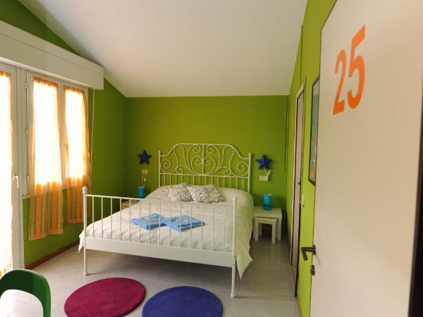 Sunflower Beach Backpacker Hostel & Bar : photo 4 de la chambre chambre double avec balcon et salle de bains privative