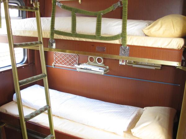 Train Lodge Amsterdam : photo 1 de la chambre compartiment triple avec salle de bains commune