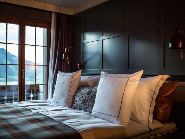 HUUS Gstaad : photo 5 de la chambre chambre double avec vue partielle