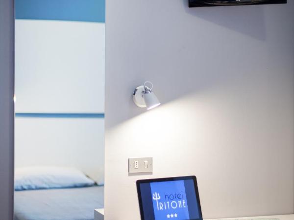 Hotel Tritone Rimini : photo 1 de la chambre chambre double deluxe - vue latérale sur mer