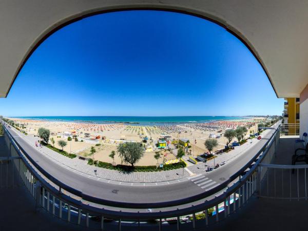 Hotel Tritone Rimini : photo 2 de la chambre chambre double avec balcon - vue sur mer