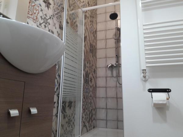 Testa o Croce Casa Vacanze : photo 10 de la chambre chambre double ou lits jumeaux avec salle de bains privative externe