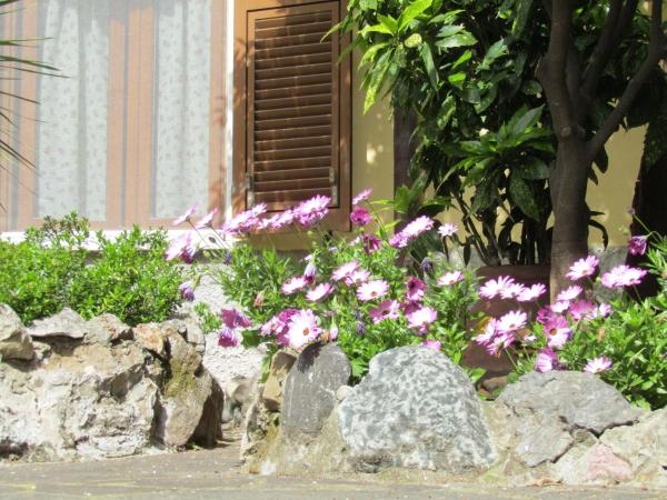 Glam Resort Villa Maria Luigia : photo 8 de la chambre chambre lit queen-size - vue sur jardin