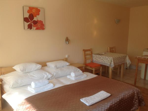 Attila Apartmanház : photo 7 de la chambre studio avec balcon