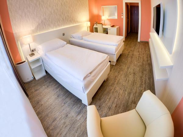 Avanti Hotel : photo 1 de la chambre chambre double ou lits jumeaux antiallergique avec accès au centre relax public