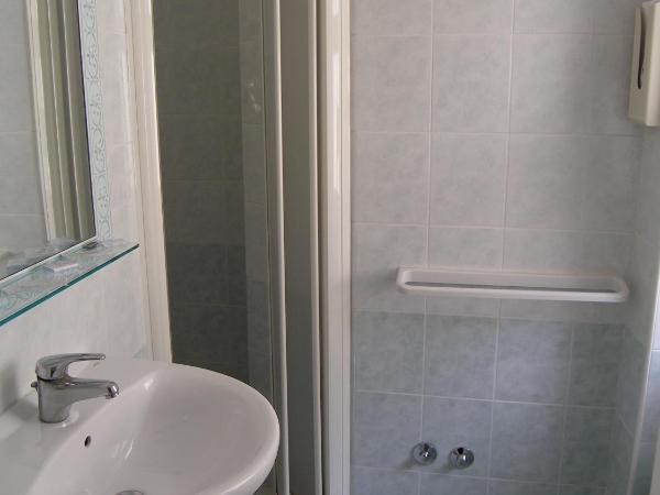 Hotel Sara : photo 6 de la chambre chambre triple