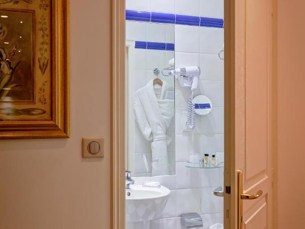 Grand Hotel des Terreaux : photo 4 de la chambre chambre simple avec douche 