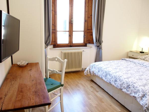 Eco Pisa Tower Guesthouse : photo 8 de la chambre chambre double avec salle de bains privative