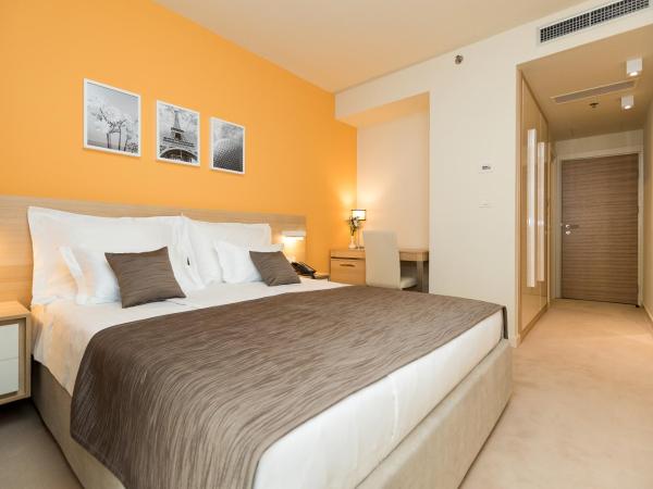 Hotel Crikvenica : photo 6 de la chambre chambre double supérieure avec balcon - côté mer