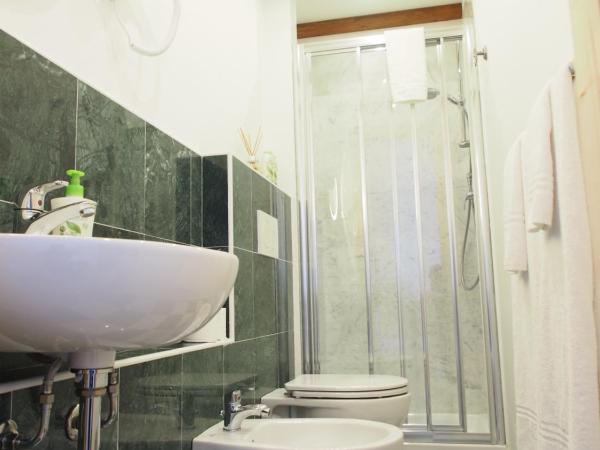 Eco Pisa Tower Guesthouse : photo 3 de la chambre chambre double avec salle de bains privative