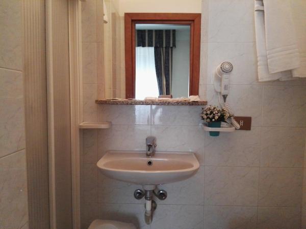 Hotel Loreto : photo 3 de la chambre chambre triple