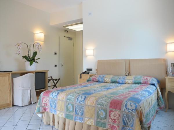 Hotel Villa Poseidon & Events : photo 1 de la chambre chambre double supérieure avec terrasse - vue sur mer 