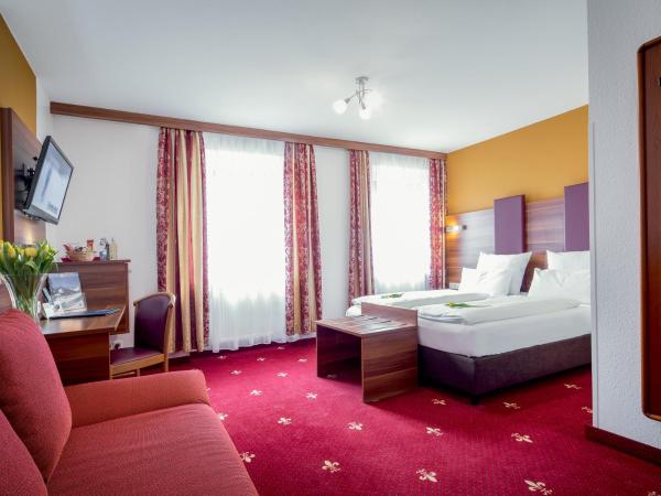 TIPTOP Hotel Burgschmiet Garni : photo 7 de la chambre chambre double ou lits jumeaux