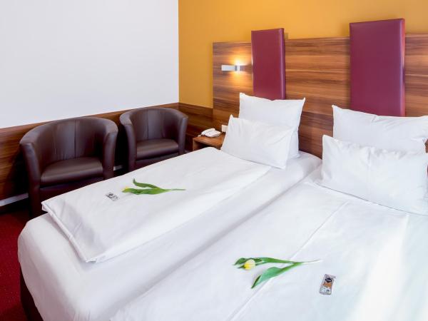 TIPTOP Hotel Burgschmiet Garni : photo 9 de la chambre chambre double ou lits jumeaux