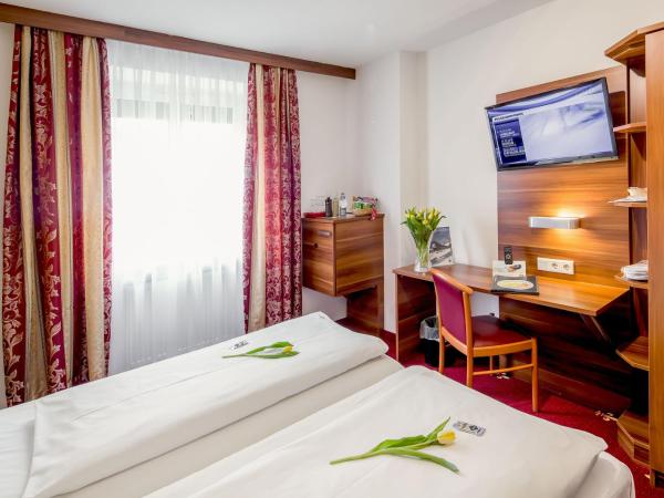 TIPTOP Hotel Burgschmiet Garni : photo 10 de la chambre chambre double ou lits jumeaux
