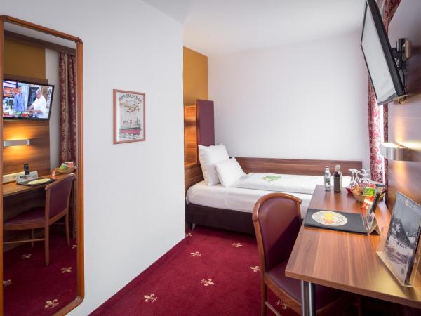 TIPTOP Hotel Burgschmiet Garni : photo 4 de la chambre chambre simple