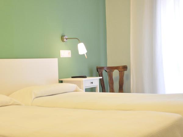 Hostal Portugal : photo 8 de la chambre chambre lits jumeaux