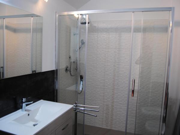 B&B Kenzia : photo 7 de la chambre chambre double ou lits jumeaux avec salle de bains privative