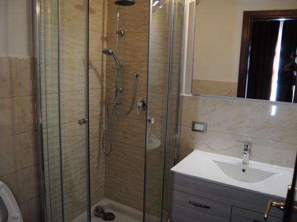 B&B Kenzia : photo 6 de la chambre chambre double ou lits jumeaux avec salle de bains privative
