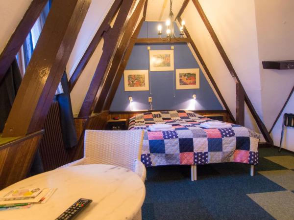 Hotel Adolesce : photo 2 de la chambre chambre double avec salle de bains commune