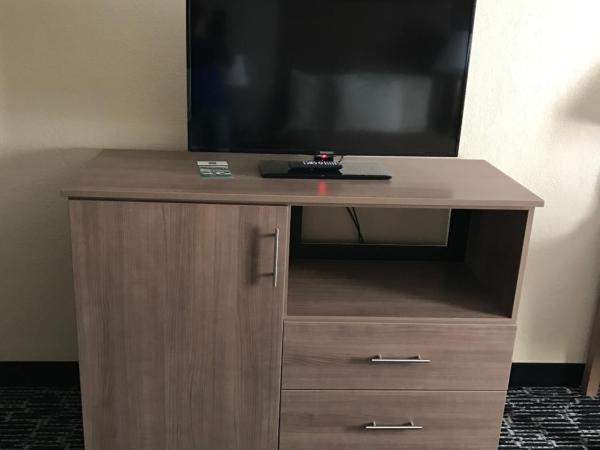 Quality Inn Near Pimlico Racetrack : photo 6 de la chambre chambre lit king-size