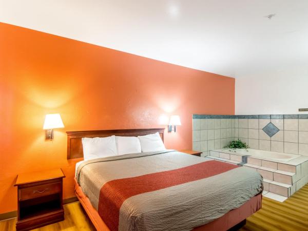 Motel 6-Oklahoma City, OK : photo 10 de la chambre suite lit king-size avec baignoire spa - non-fumeurs