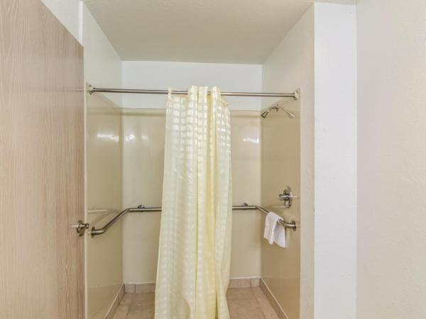 Motel 6-Oklahoma City, OK : photo 10 de la chambre chambre lit king-size avec douche à l'italienne - accessible aux personnes à mobilité réduite - non-fumeurs