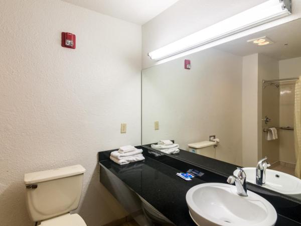 Motel 6-Oklahoma City, OK : photo 9 de la chambre chambre lit king-size avec douche à l'italienne - accessible aux personnes à mobilité réduite - non-fumeurs