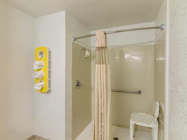 Motel 6-Oklahoma City, OK : photo 7 de la chambre chambre lit king-size avec douche à l'italienne - accessible aux personnes à mobilité réduite - non-fumeurs