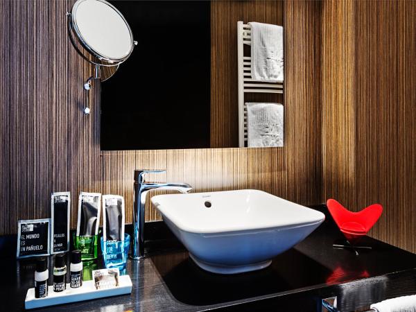 One Shot Luchana 22 : photo 1 de la chambre chambre double ou lits jumeaux avec balcon