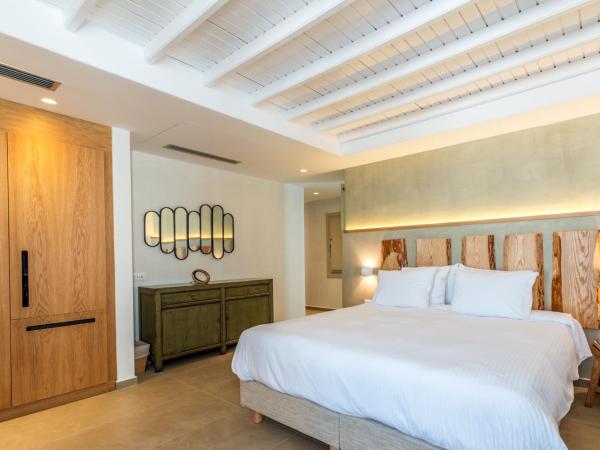 Rochari Hotel : photo 4 de la chambre grande suite avec terrasse et jacuzzi extérieur - vue panoramique sur mer