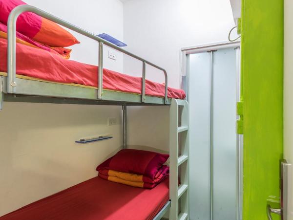 Check Inn HK : photo 1 de la chambre chambre lits jumeaux Économique avec salle de bains commune