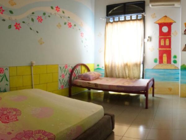 Old Town Guest House : photo 2 de la chambre chambre triple avec salle de bains commune