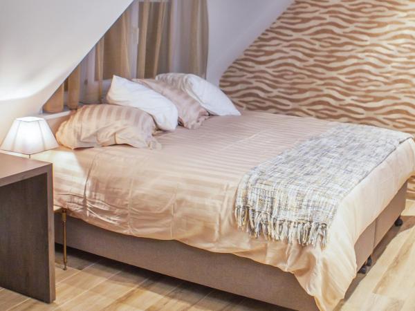 Sable d'O -Vlak aan de zee- : photo 1 de la chambre chambre lit queen-size - vue sur jardin