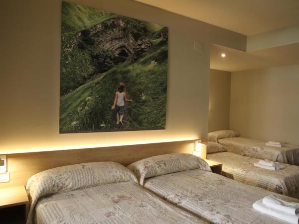 Pensión Acella : photo 3 de la chambre chambre quadruple Économique avec salle de bains commune