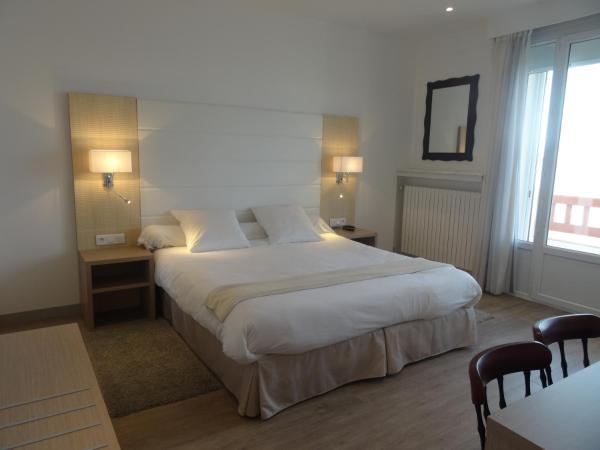 Hotel Uhainak : photo 4 de la chambre grande chambre double ou lits jumeaux supérieure avec terrasse - vue sur mer