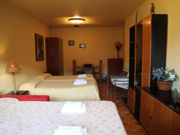 Pensión Acella : photo 4 de la chambre chambre triple avec salle de bains commune