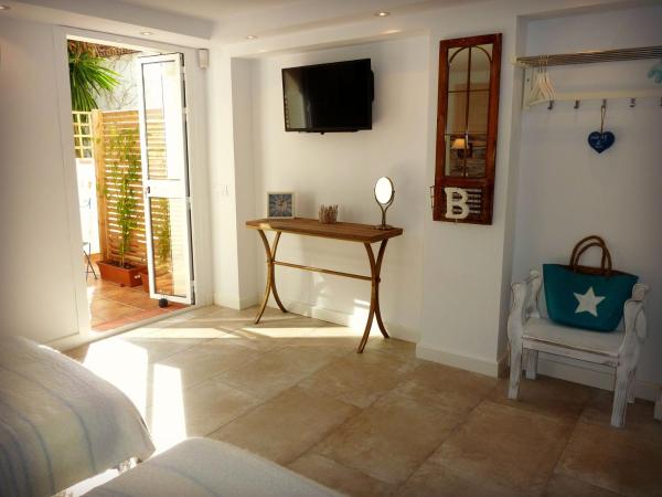 Villa Breeze Boutique Guest Rooms, Marbella : photo 8 de la chambre chambre double ou lits jumeaux supérieure avec terrasse