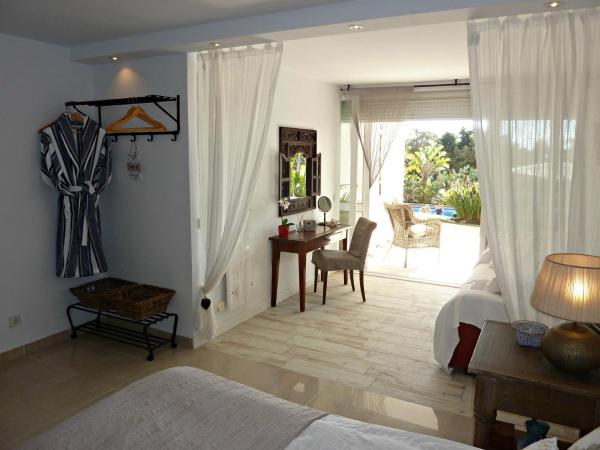 Villa Breeze Boutique Guest Rooms, Marbella : photo 4 de la chambre chambre double ou lits jumeaux supérieure - vue sur piscine