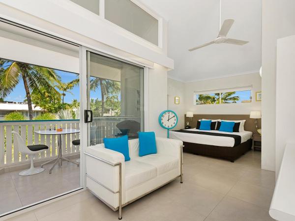 By The Sea Port Douglas : photo 4 de la chambre studio supérieur - deuxième Étage - vue partielle sur mer