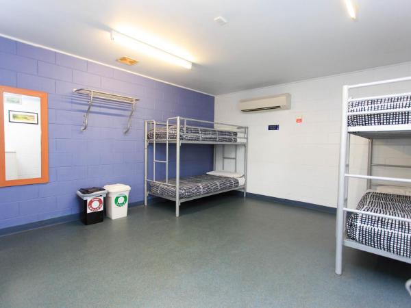 YHA Cairns Central : photo 1 de la chambre bed in 4-bed male dormitory with ensuite
