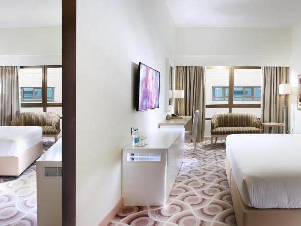 Metropolitan Hotel Dubai : photo 1 de la chambre chambre familiale avec navette gratuite pour plage et centre commercial