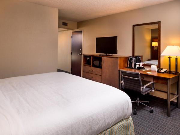 Holiday Inn Hotel & Suites Oklahoma City North, an IHG Hotel : photo 1 de la chambre chambre lit king-size pour personnes à mobilité réduite – douche accessible en fauteuil roulant - non-fumeurs